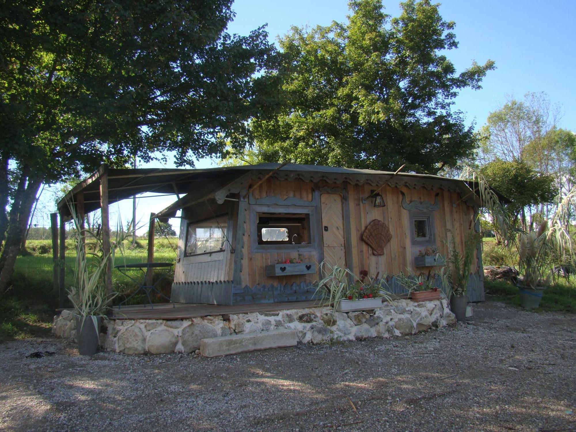 Vila Les Patins A Roulottes Yenne Exteriér fotografie
